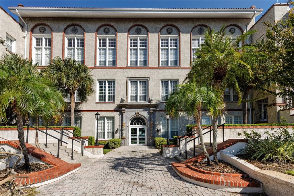 701 MIRROR LAKE DRIVE N UNIT 206 ST PETERSBURG, FL 33701