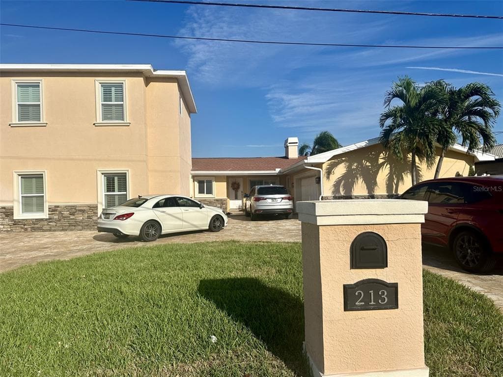 213 LEEWARD ISLAND CLEARWATER BEACH, FL 33767