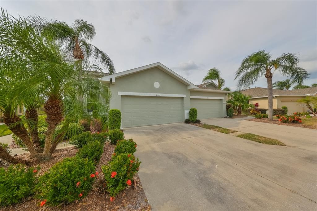 1232 LYNDHURST GREENS DRIVE SUN CITY CENTER, FL 33573