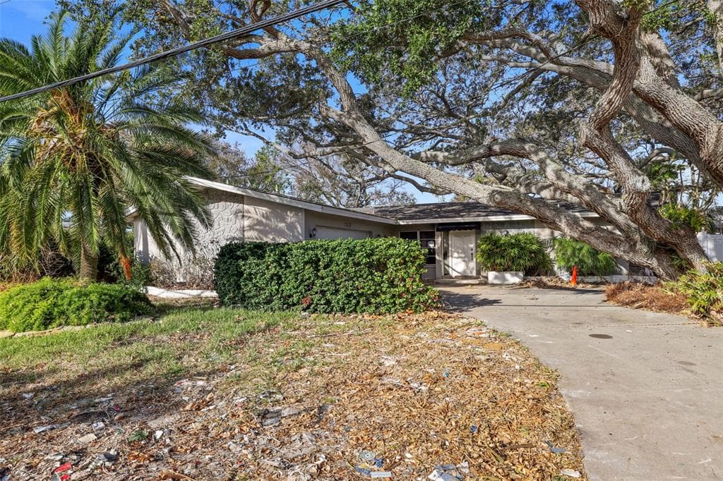 1020 PALM DRIVE BELLEAIR BEACH, FL 33786