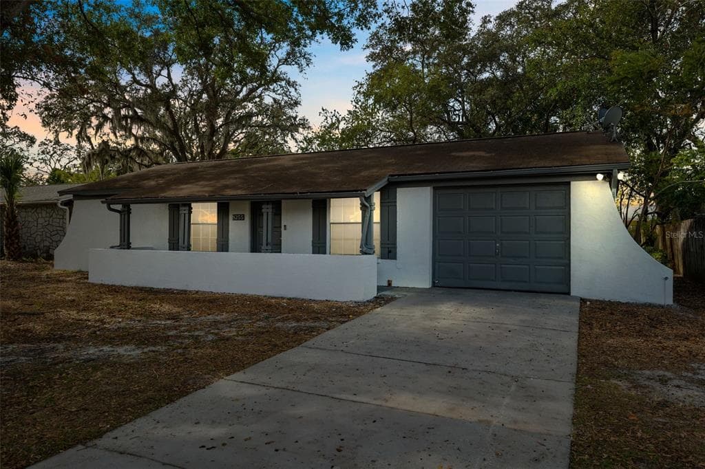 8255 GREENLEAF CIRCLE TAMPA, FL 33615