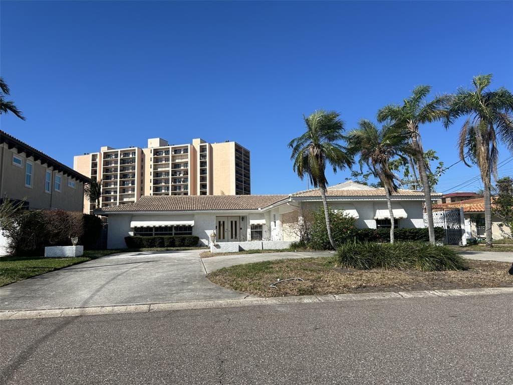 44 LEEWARD ISLAND CLEARWATER BEACH, FL 33767