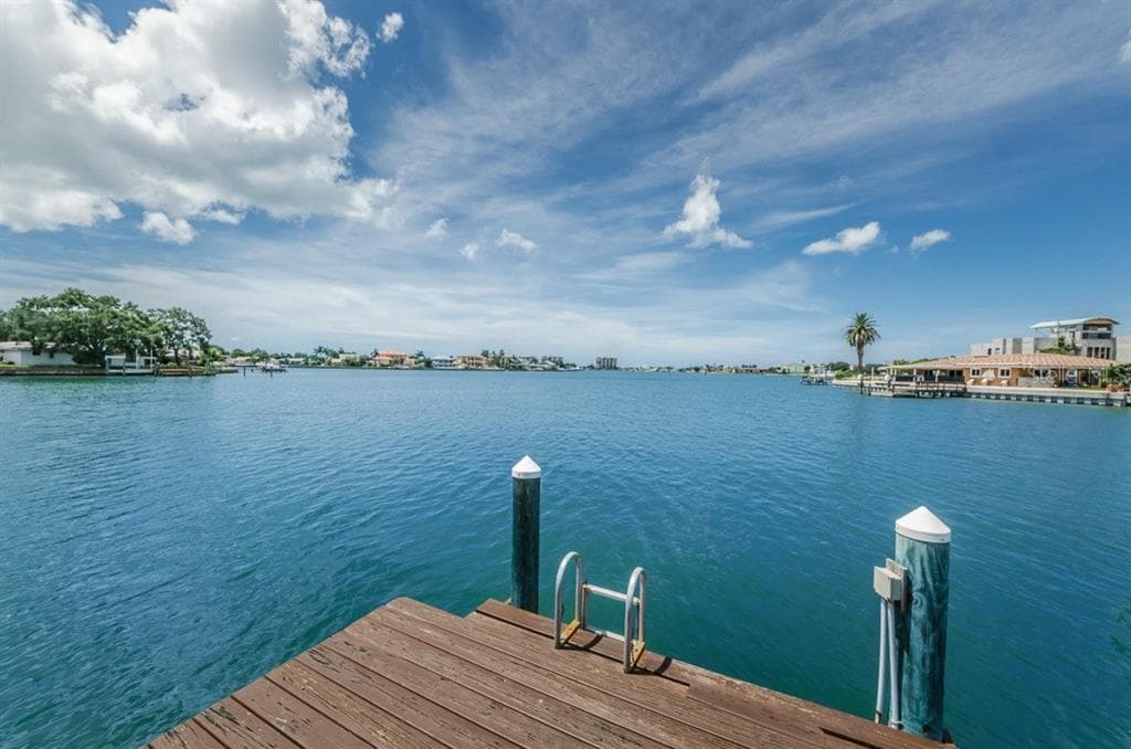 7998 2ND AVENUE S ST PETERSBURG, FL 33707