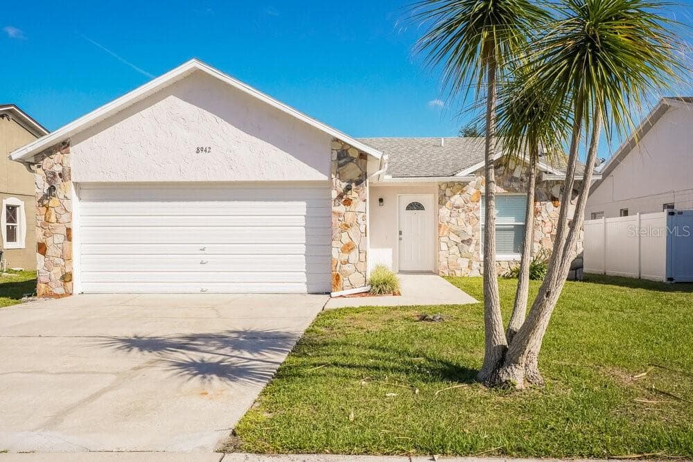 8942 VALENCIA GARDENS DRIVE ORLANDO, FL 32825