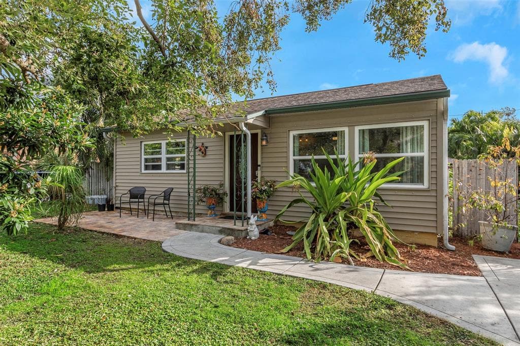 1002 HULL STREET S GULFPORT, FL 33707