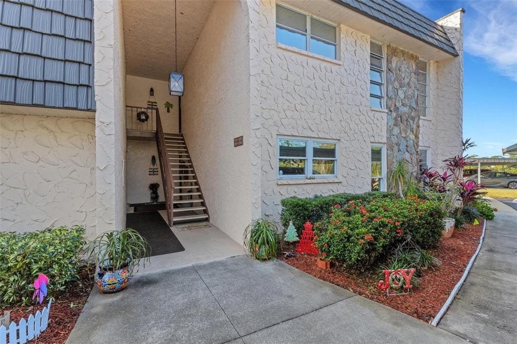 107 FERNWOOD CIRCLE UNIT 107 SEMINOLE, FL 33777