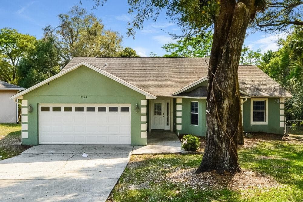 934 E CITRUS AVENUE EUSTIS, FL 32726