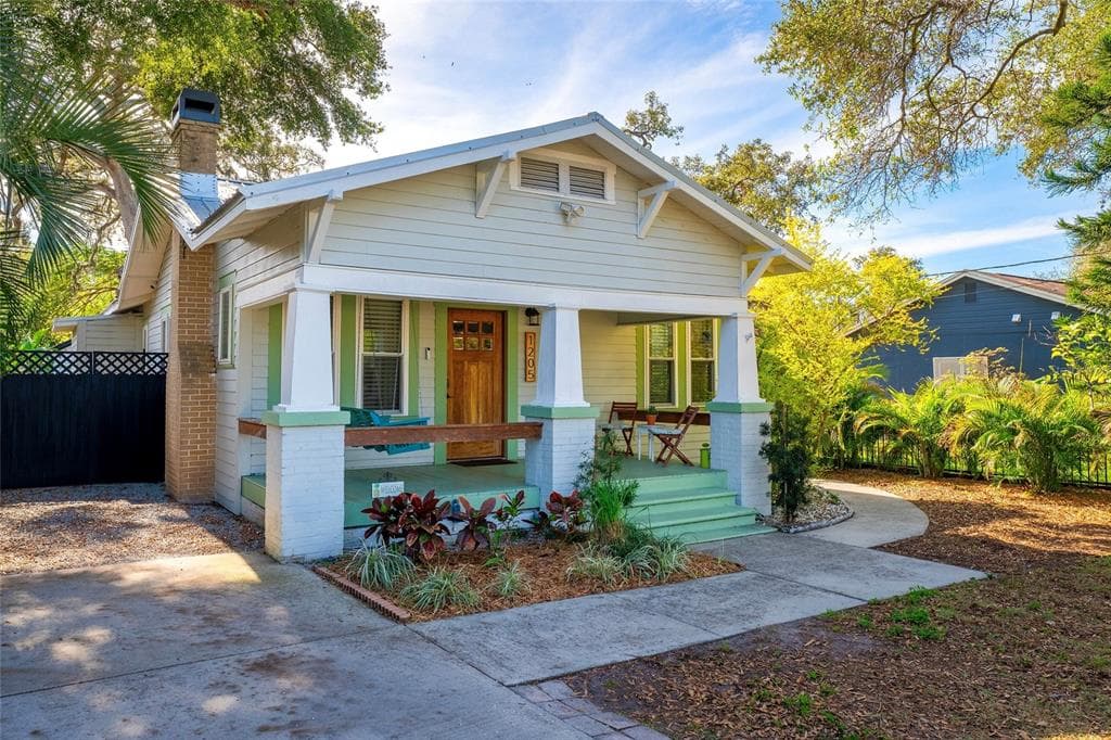 1205 E GIDDENS AVENUE TAMPA, FL 33603