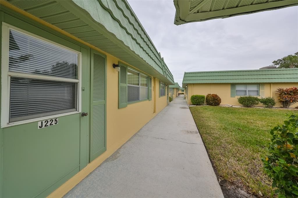 102 CAMBRIDGE TRAIL UNIT 225 SUN CITY CENTER, FL 33573