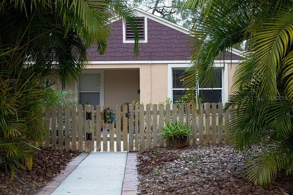 1018 E HANNA AVENUE TAMPA, FL 33604