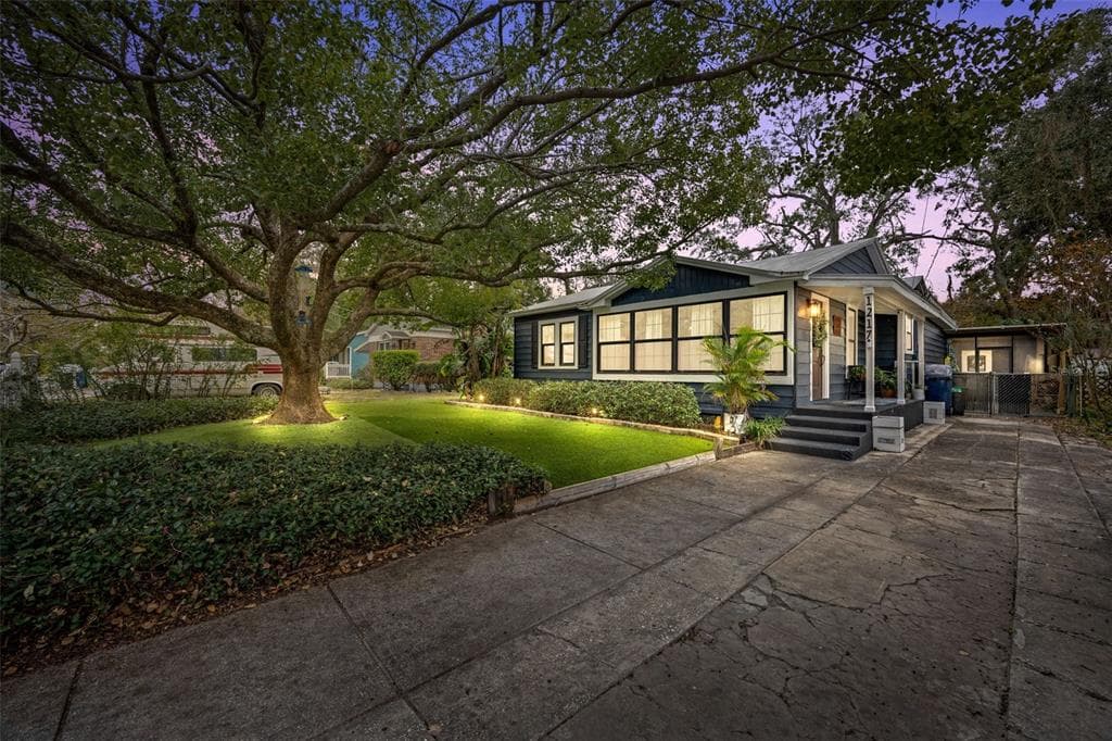 1217 E FLORA STREET