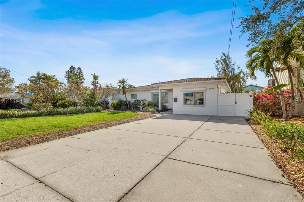 5934 BAYOU GRANDE BOULEVARD NE ST PETERSBURG, FL 33703