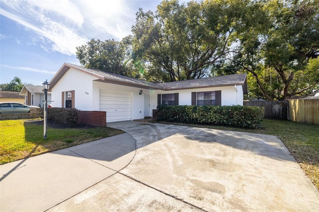 1054 OAKWOOD DRIVE DUNEDIN, FL 34698