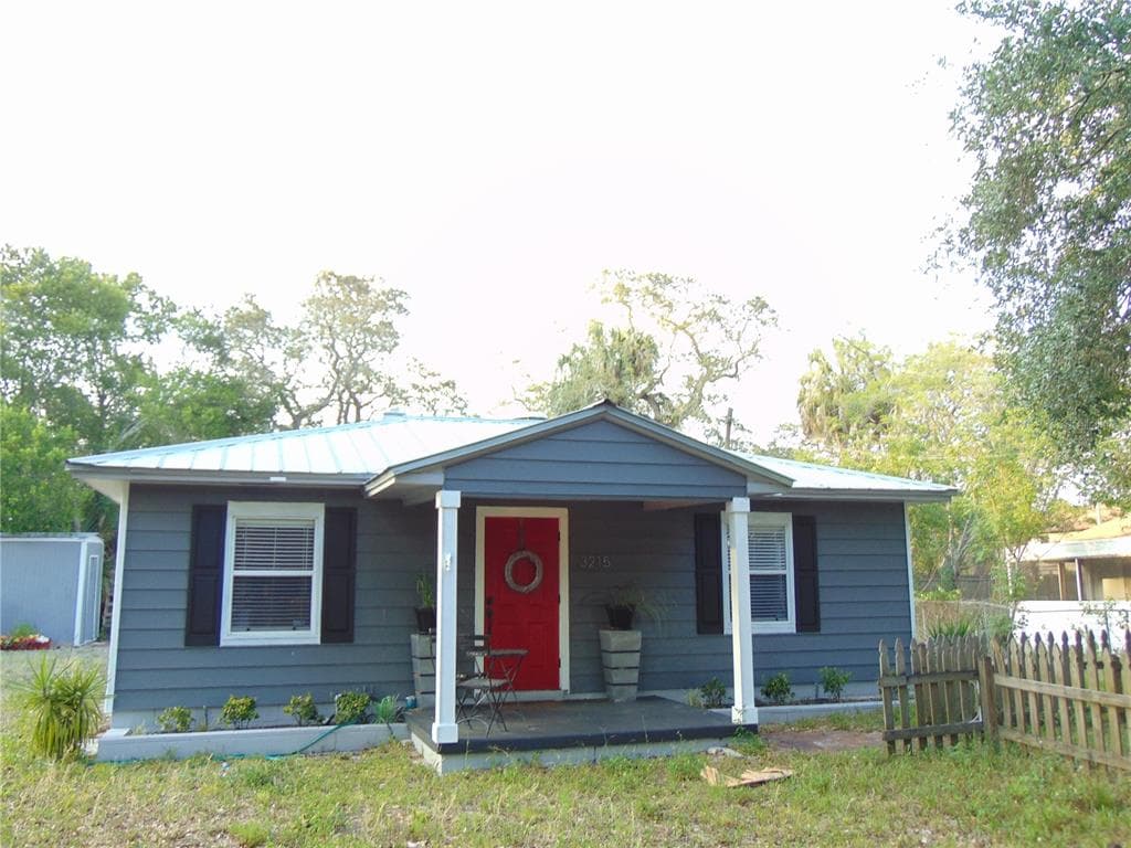3215 W HARTNETT AVENUE TAMPA, FL 33611