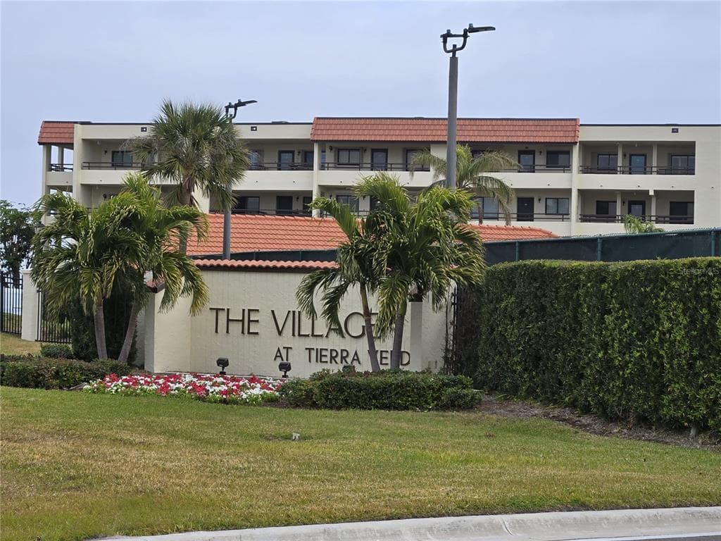 106 1ST STREET E UNIT 213 TIERRA VERDE, FL 33715