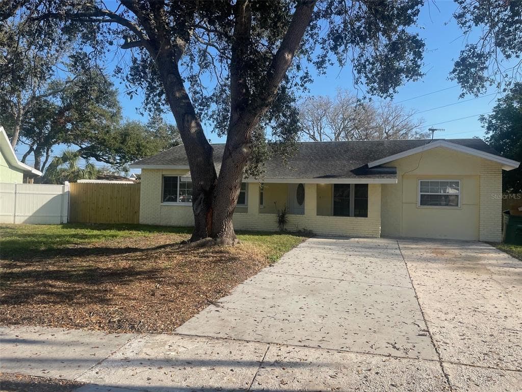 8969 109TH TERRACE SEMINOLE, FL 33777