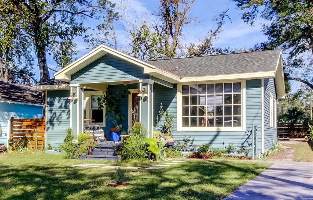1208 E GIDDENS AVENUE TAMPA, FL 33603