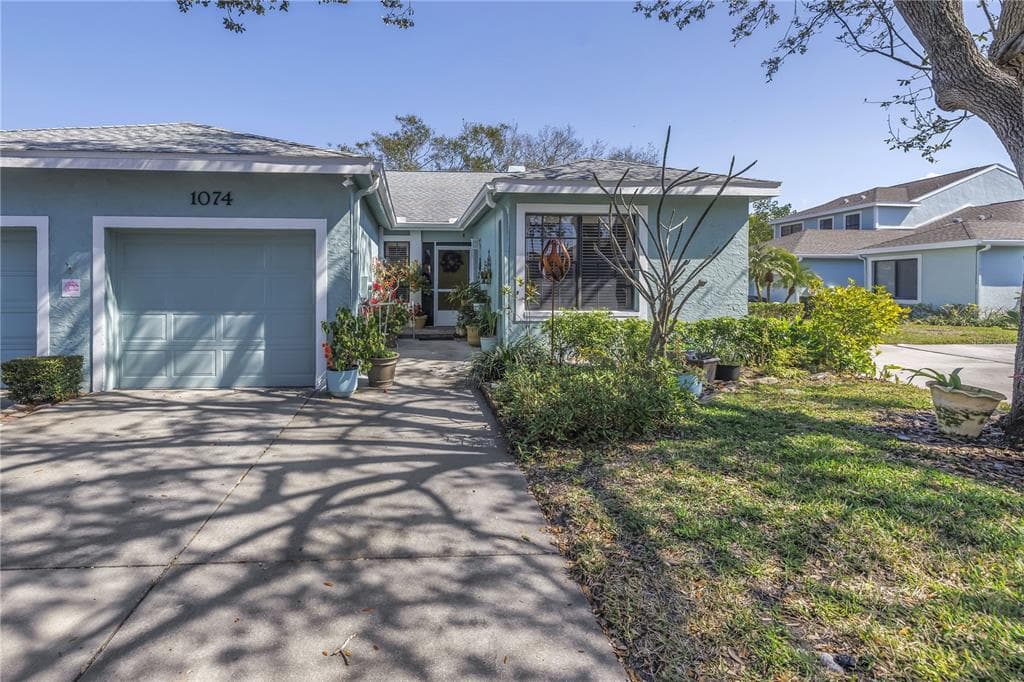 1074 SANABEL COURT NE ST PETERSBURG, FL 33702