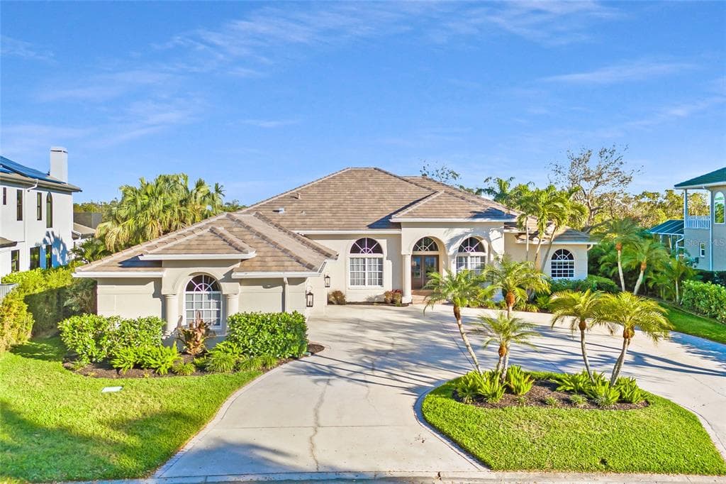 1227 DARLINGTON OAK CIRCLE NE ST PETERSBURG, FL 33703