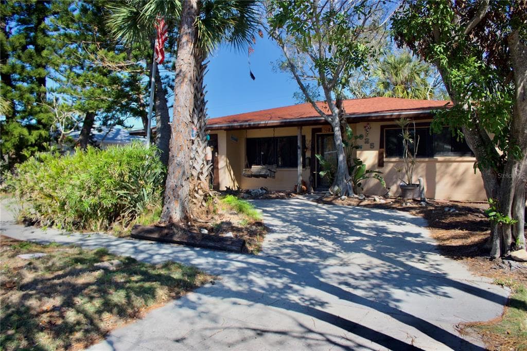 925 LANTANA AVENUE CLEARWATER BEACH, FL 33767
