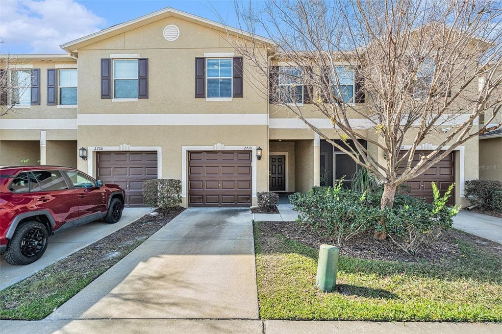 2710 HAMPTON GREEN LANE