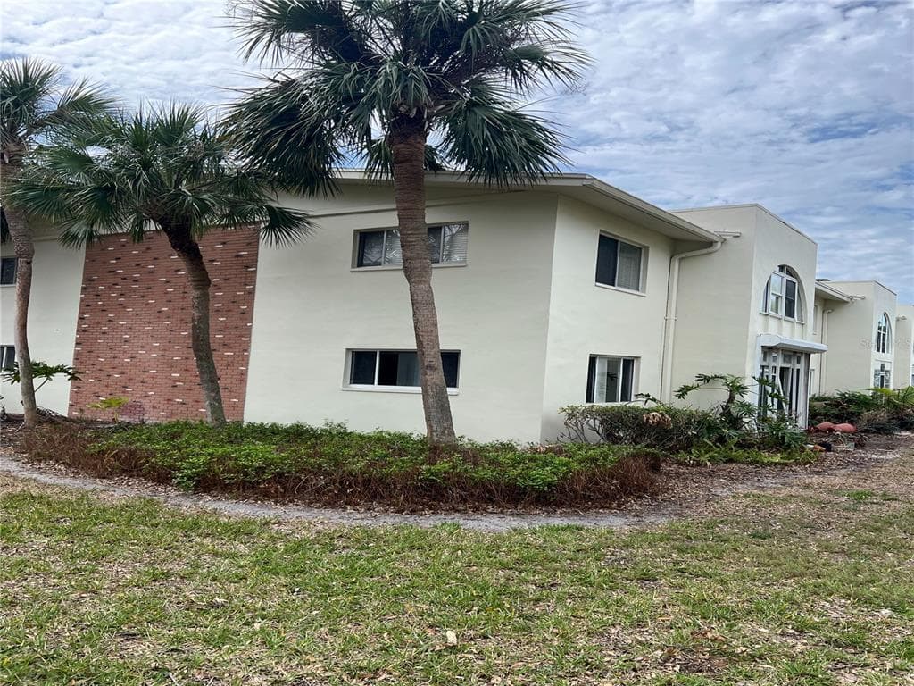 4480 OVERLOOK DR DRIVE NE UNIT 17 ST PETERSBURG, FL 33703