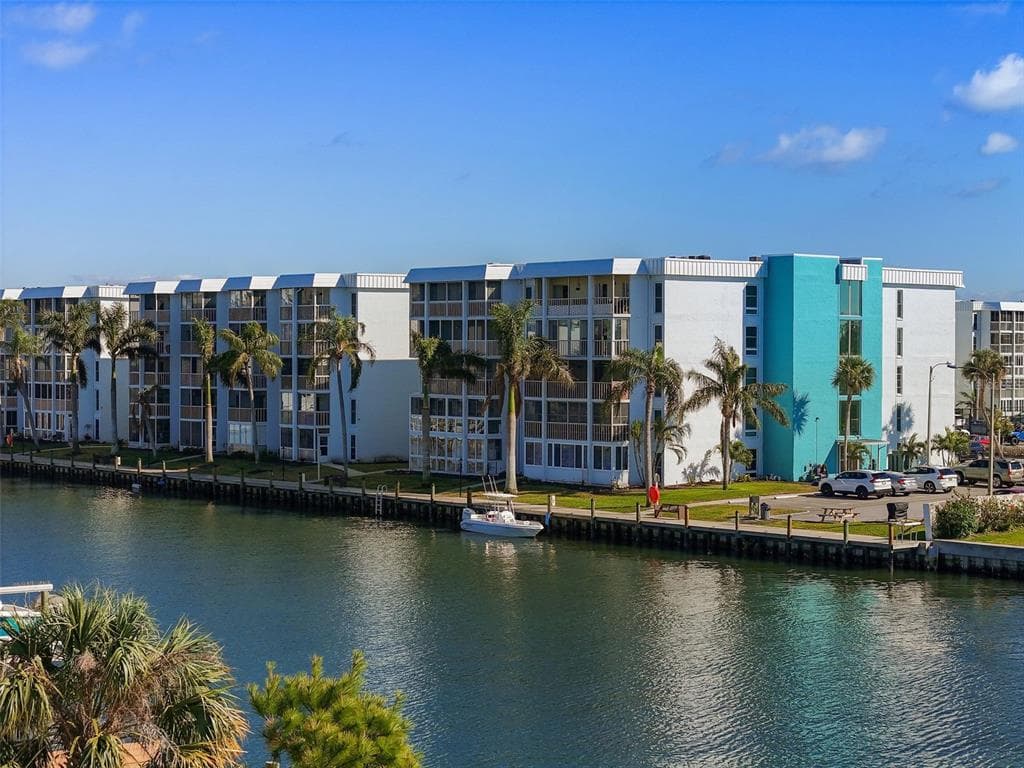 4900 38TH WAY S UNIT 304 ST PETERSBURG, FL 33711