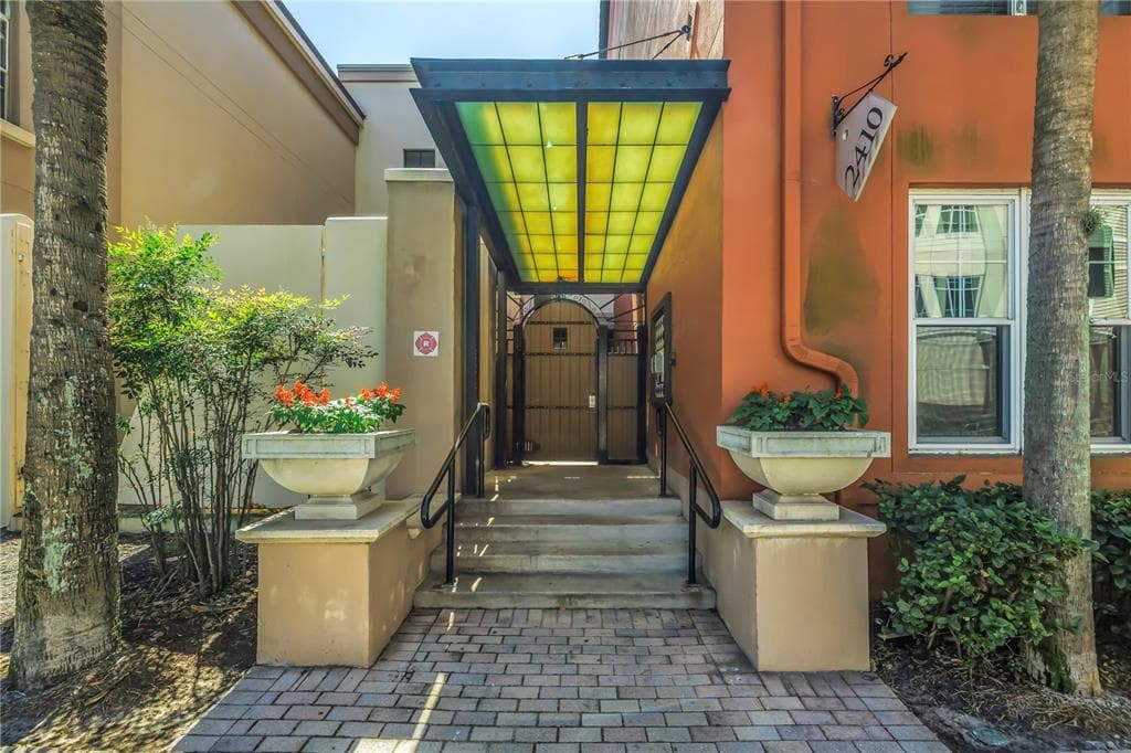 2402 W AZEELE STREET UNIT 423 TAMPA, FL 33609