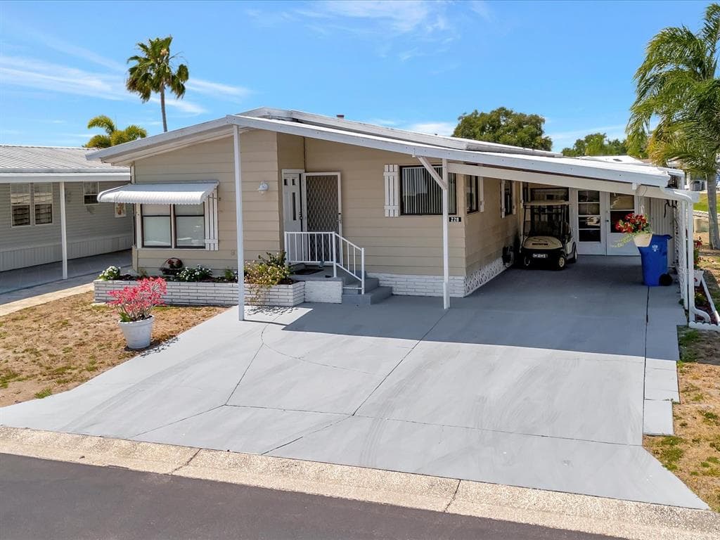228 N SAINT GEORGE CIRCLE APOLLO BEACH, FL 33572