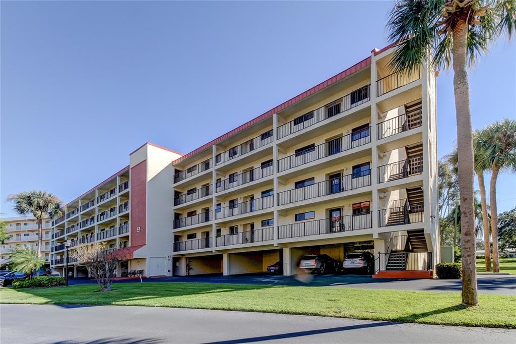 9433 HARBOR GREENS WAY UNIT 405 SEMINOLE, FL 33776