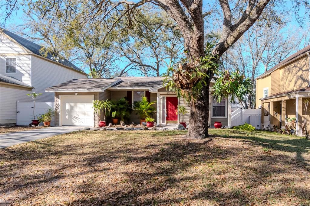 7608 GLADES CT TAMPA, FL 33637