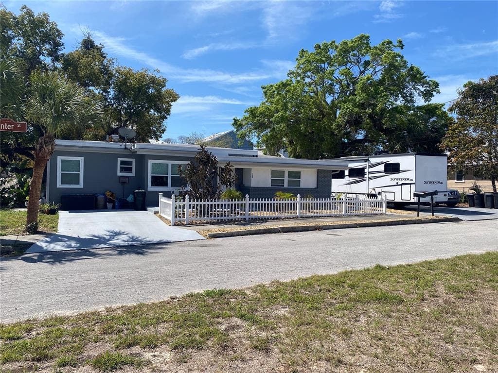 126 E CENTER STREET TARPON SPRINGS, FL 34689