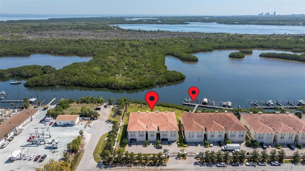 1076 PASEO DEL RIO NE ST PETERSBURG, FL 33702