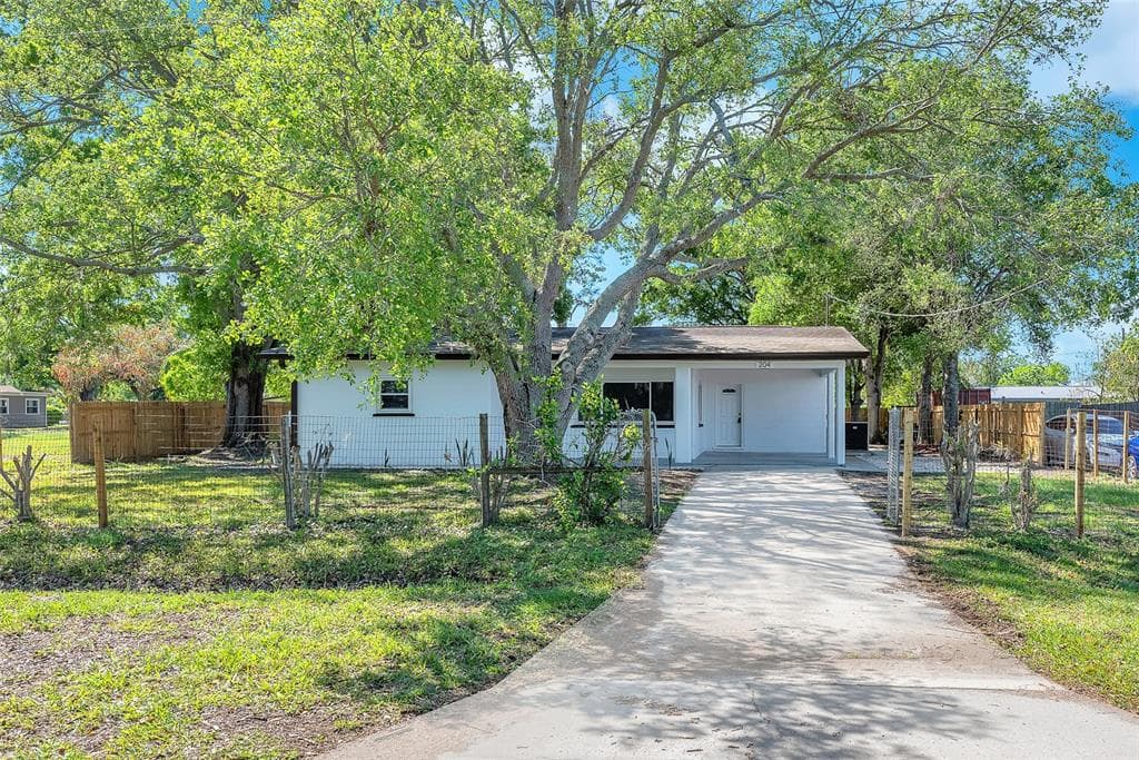 204 7TH AVENUE NW RUSKIN, FL 33570