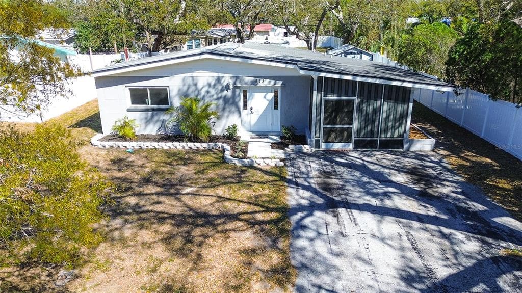 813 HELENA DRIVE LARGO, FL 33770