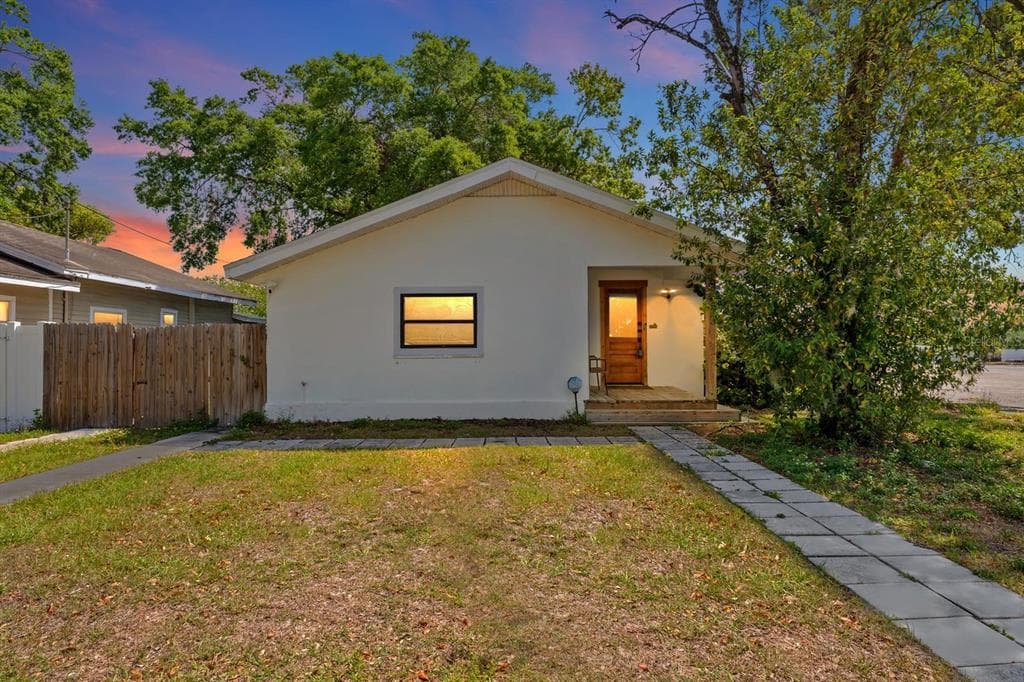 8405 N ARDEN AVENUE TAMPA, FL 33604