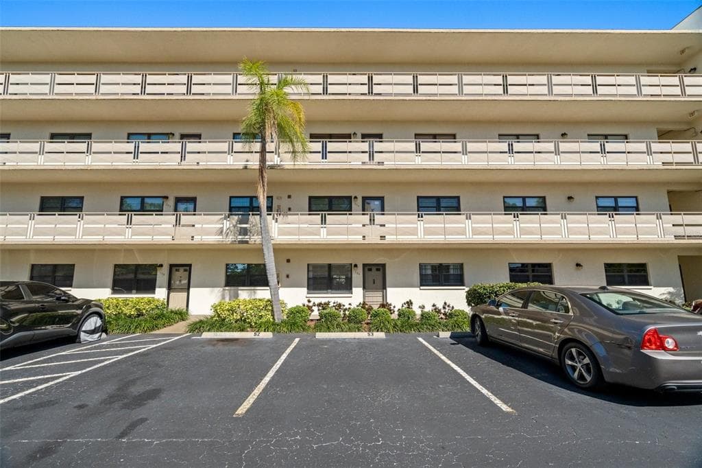 6070 80TH STREET N UNIT 104 ST PETERSBURG, FL 33709