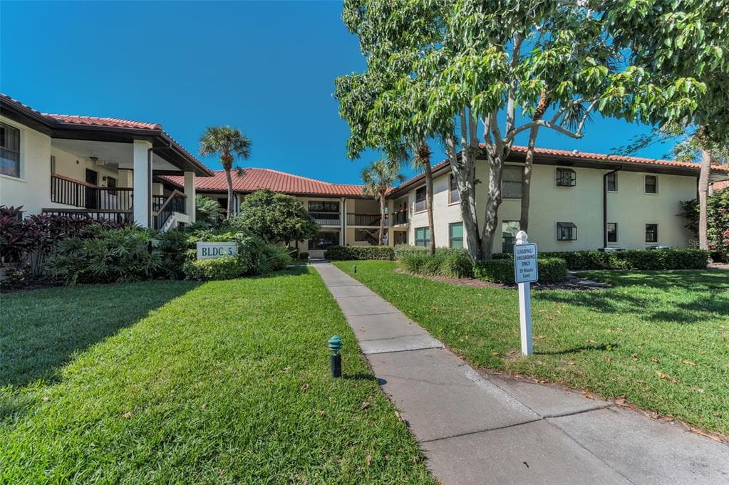 502 HAMMOCK PINE BOULEVARD UNIT 502 CLEARWATER, FL 33761