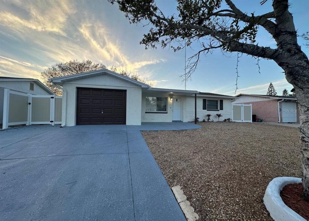 1435 RUSSEL LANE