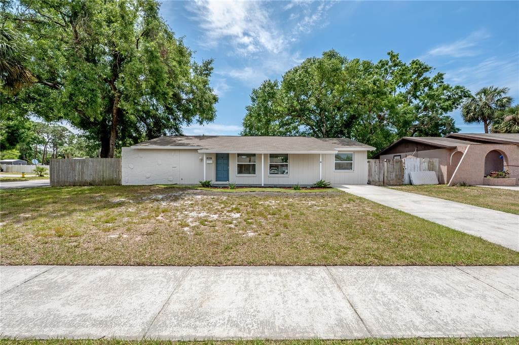 8402 WOODLAKE DRIVE TAMPA, FL 33615