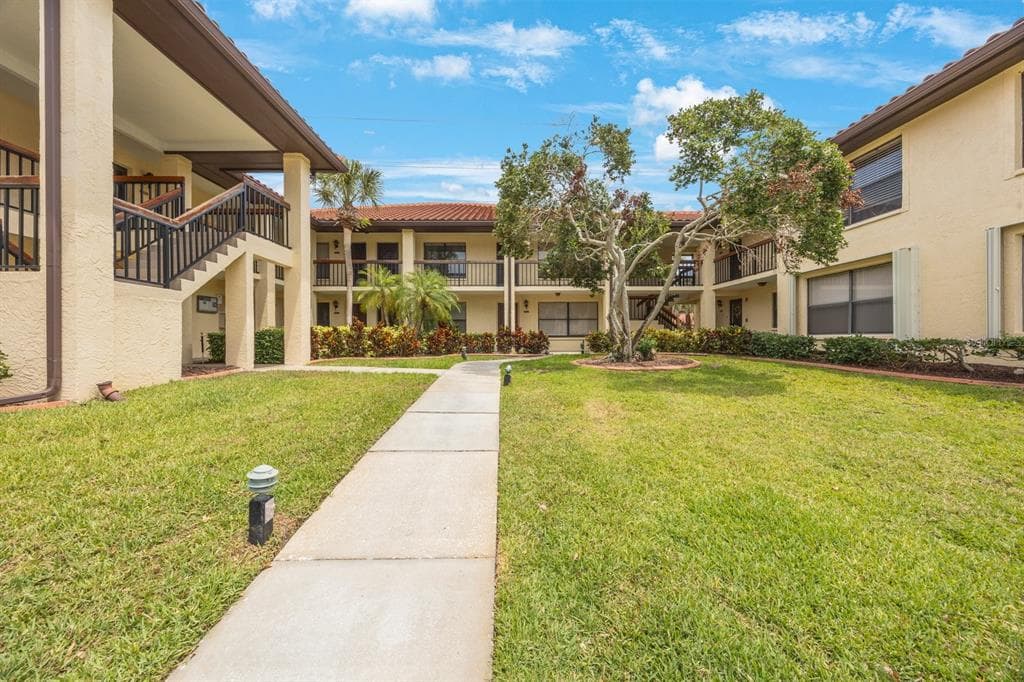 404 HAMMOCK PINE BOULEVARD UNIT 404 CLEARWATER, FL 33761