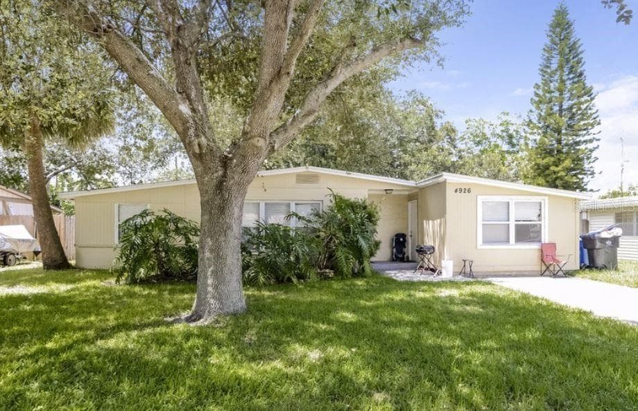 4926 CRESTHILL DRIVE TAMPA, FL 33615