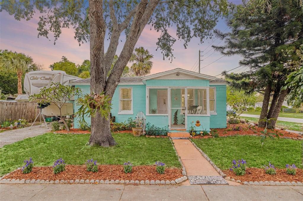 653 E SPRUCE STREET TARPON SPRINGS, FL 34689
