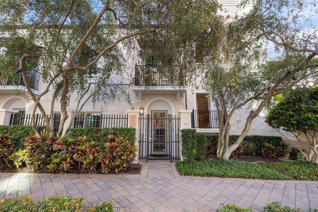300 BEACH DRIVE NE UNIT 305 ST PETERSBURG, FL 33701
