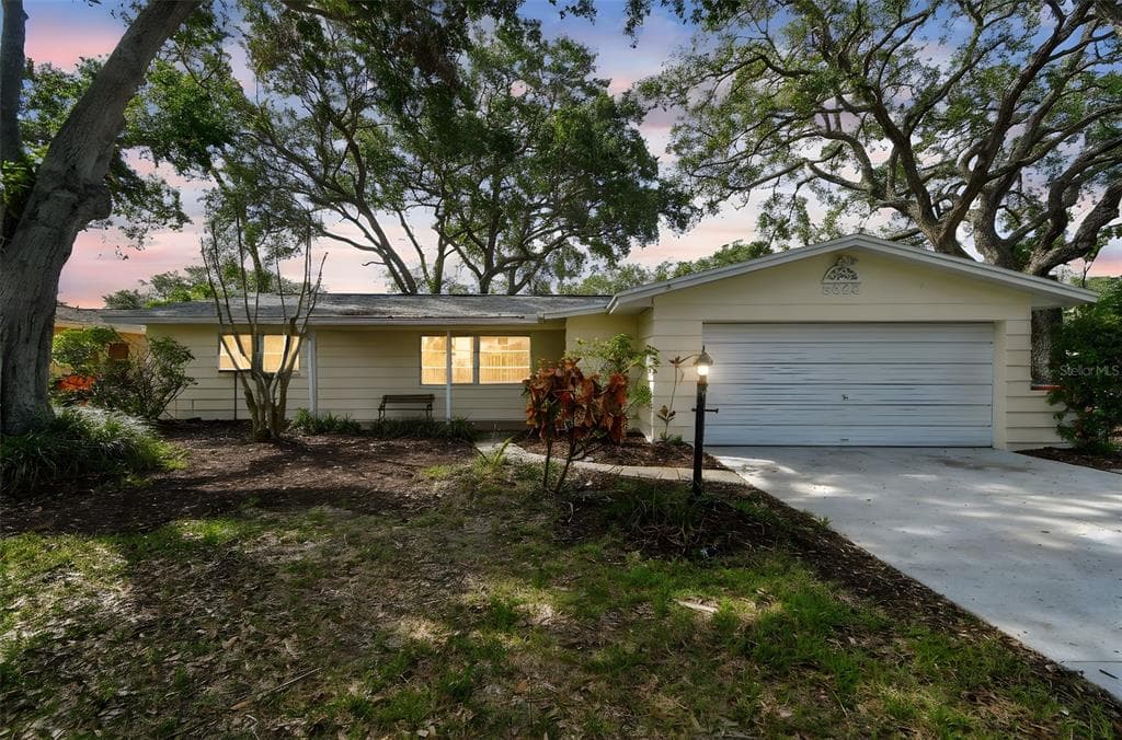 5825 OAKHURST DRIVE SEMINOLE, FL 33772