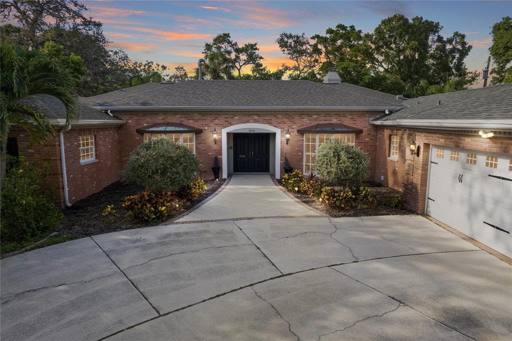 302 EASTLEIGH DRIVE BELLEAIR, FL 33756