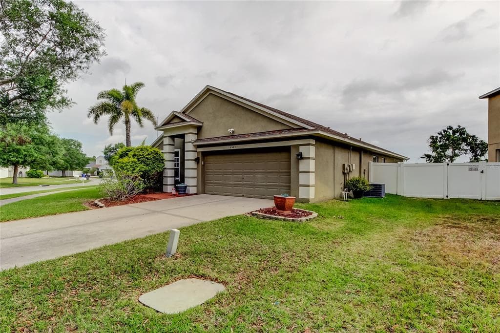 8423 CANTERBURY LAKE BOULEVARD TAMPA, FL 33619
