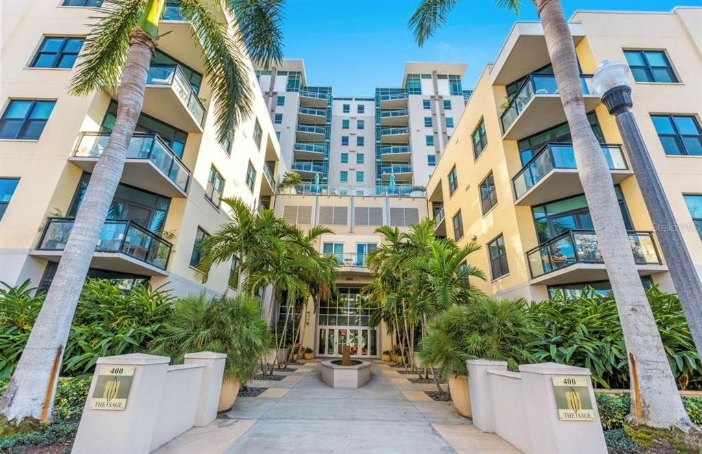 400 4TH AVENUE S UNIT 704 ST PETERSBURG, FL 33701