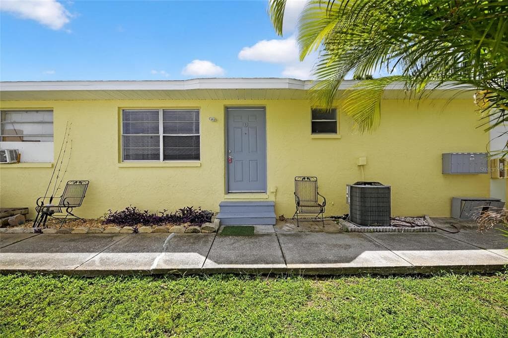 1049 APOLLO BEACH BOULEVARD UNIT D APOLLO BEACH, FL 33572
