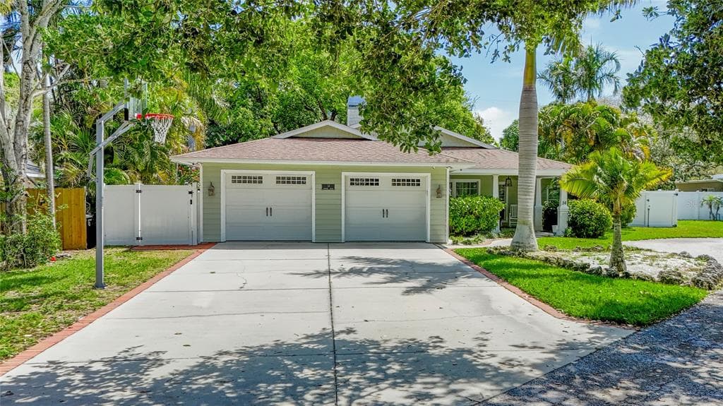 14 EVONAIRE CIRCLE BELLEAIR, FL 33756